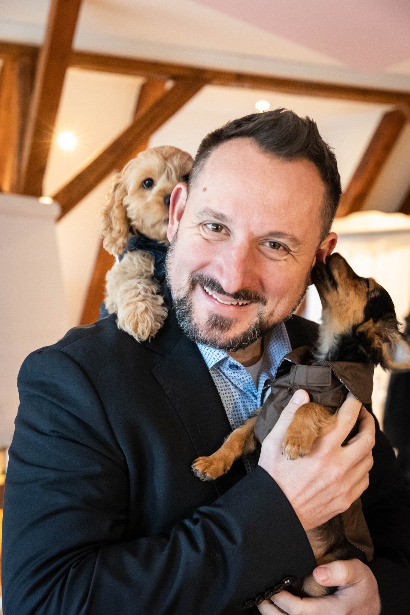 Diplom-Politologe Saltan Gindulin mit zwei Hunden.