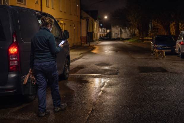 Synthetische Einsatzszene bei Nacht